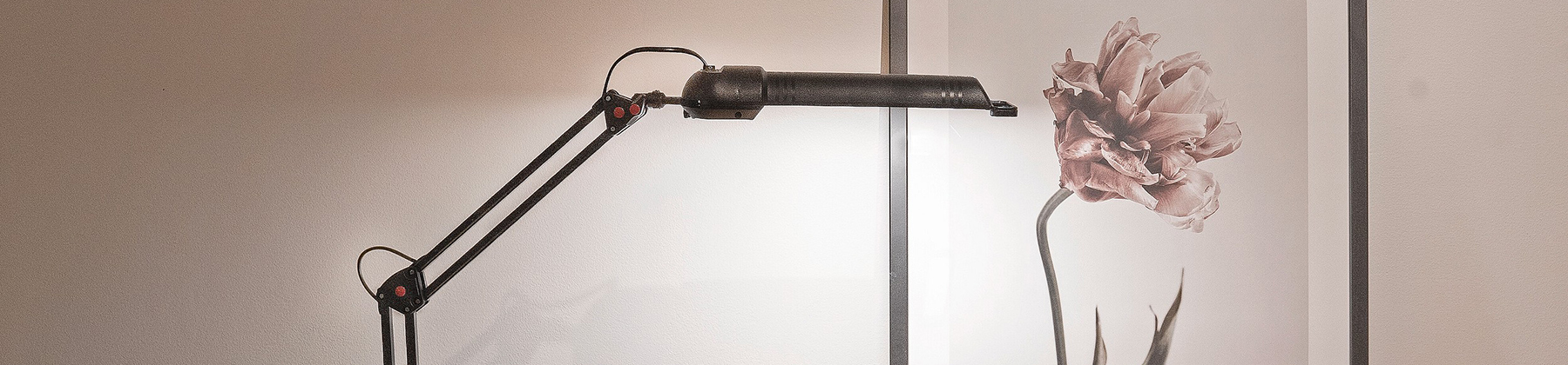 Puiseen työpöytään kiinnitetty musta led-pöytävalaisin