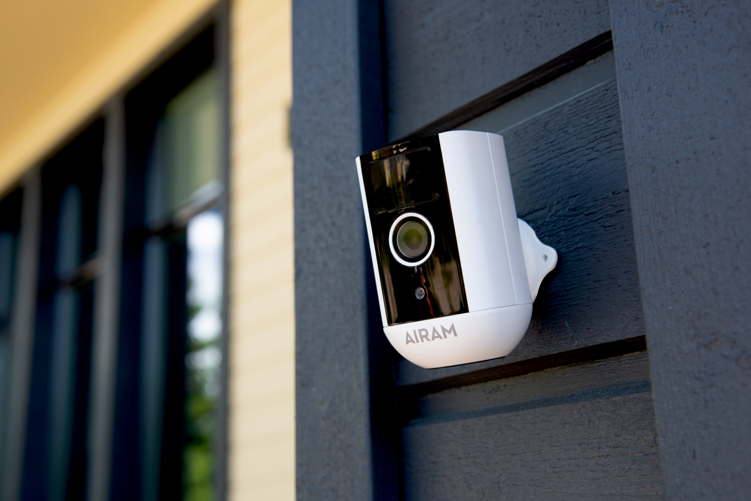 Airam SmartHome -ulkokamera omakotitalon seinässä.