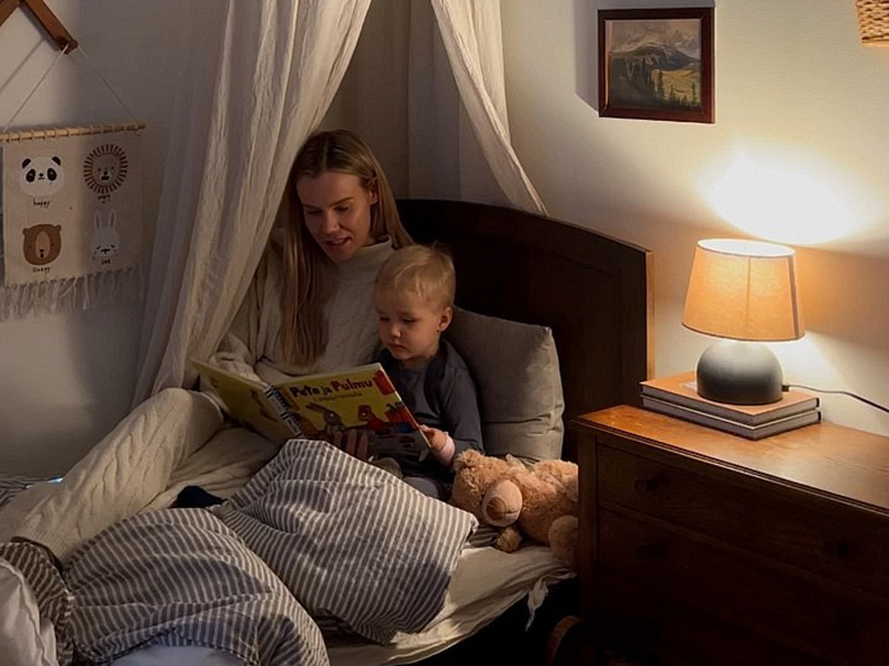 Lapselle luetaan iltasatua sängyssä