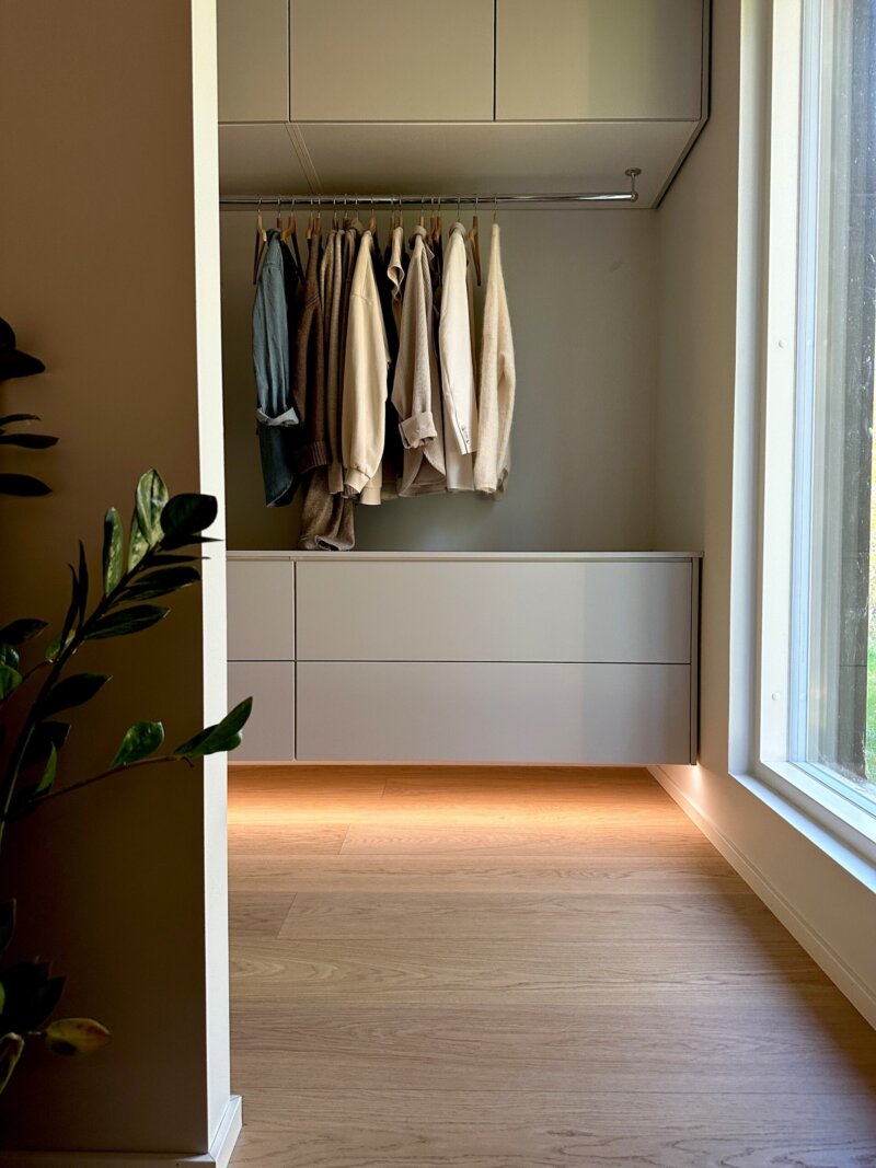 Airam SmartHome -led-nauha tuo tunnelmaa vaatehuoneeseen.