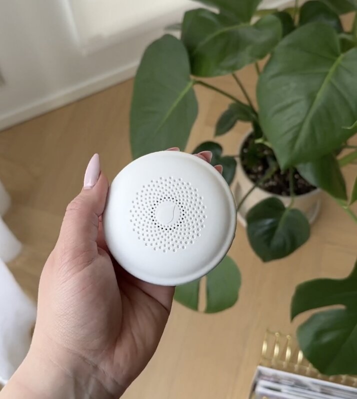 Airam SmartHome -vesivuotovahti naisen kädessä.