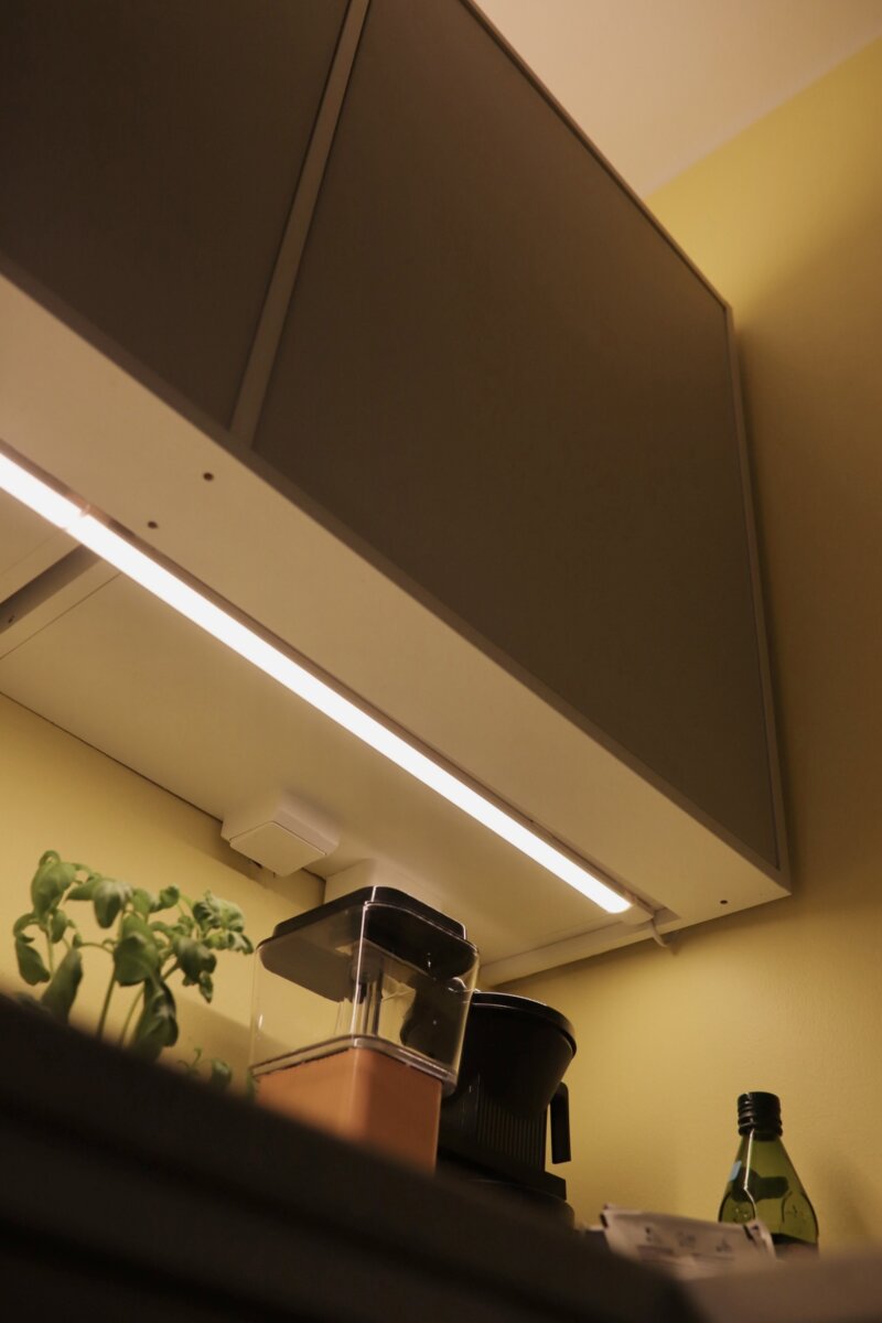 Linear led-profiilisarja valaisee keittiön välitilan.