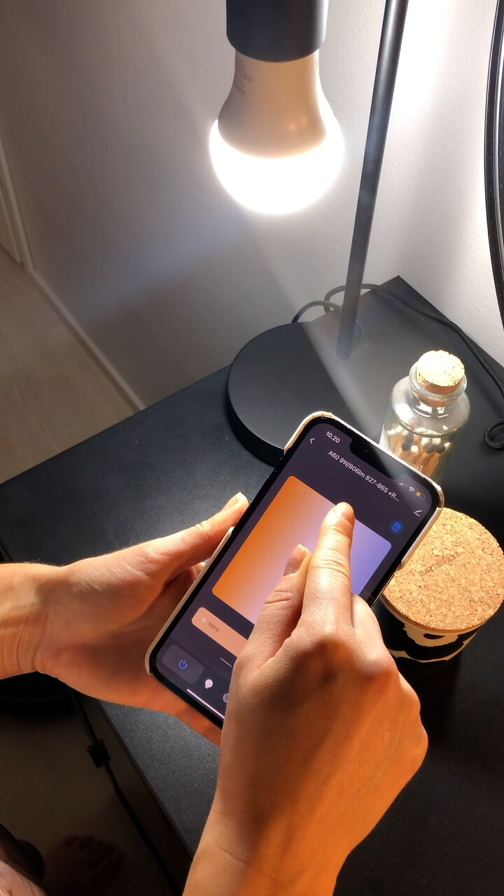 Airam SmartHome sovellus ohjaa lampun sävyä.