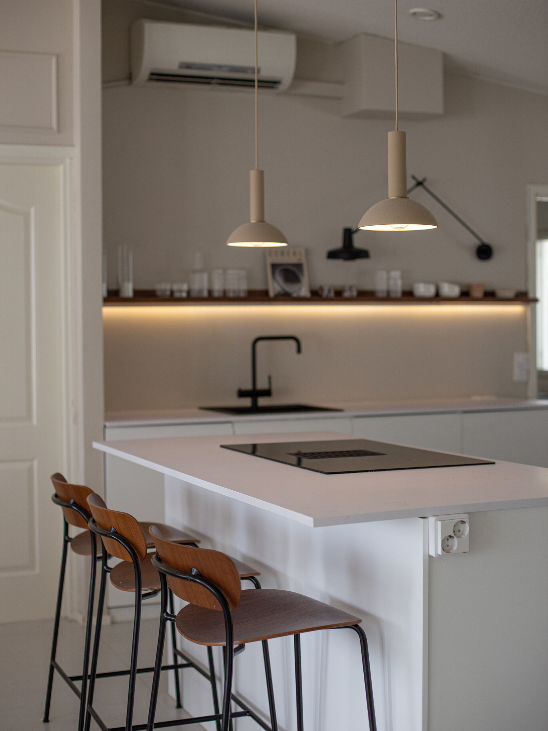 Keittiön valaistus Airam SmartHome -lampuilla ja -led-nauhalla.