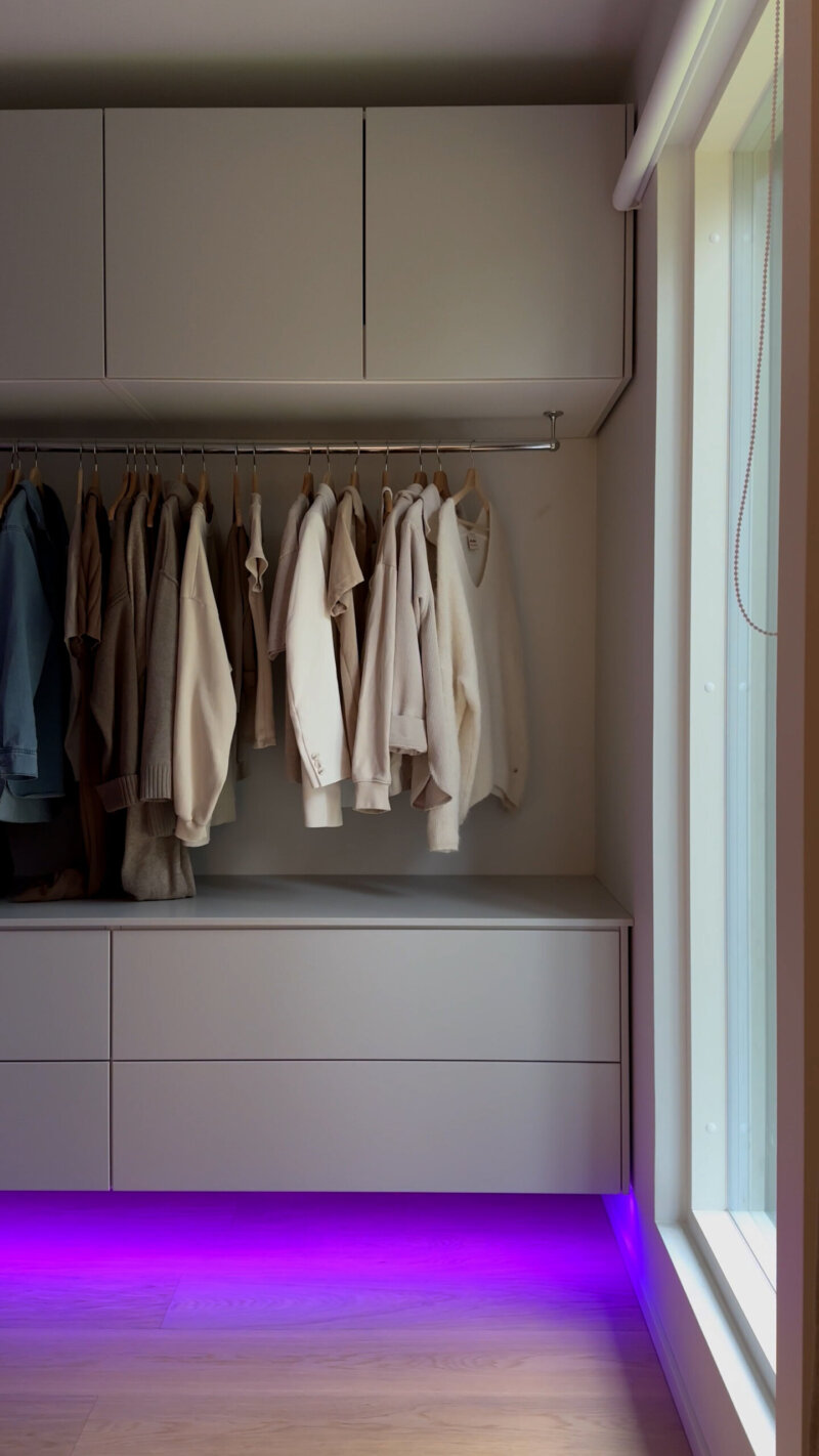 Airam SmartHome -led-nauha antaa violettia valoa vaatehuoneeseen.