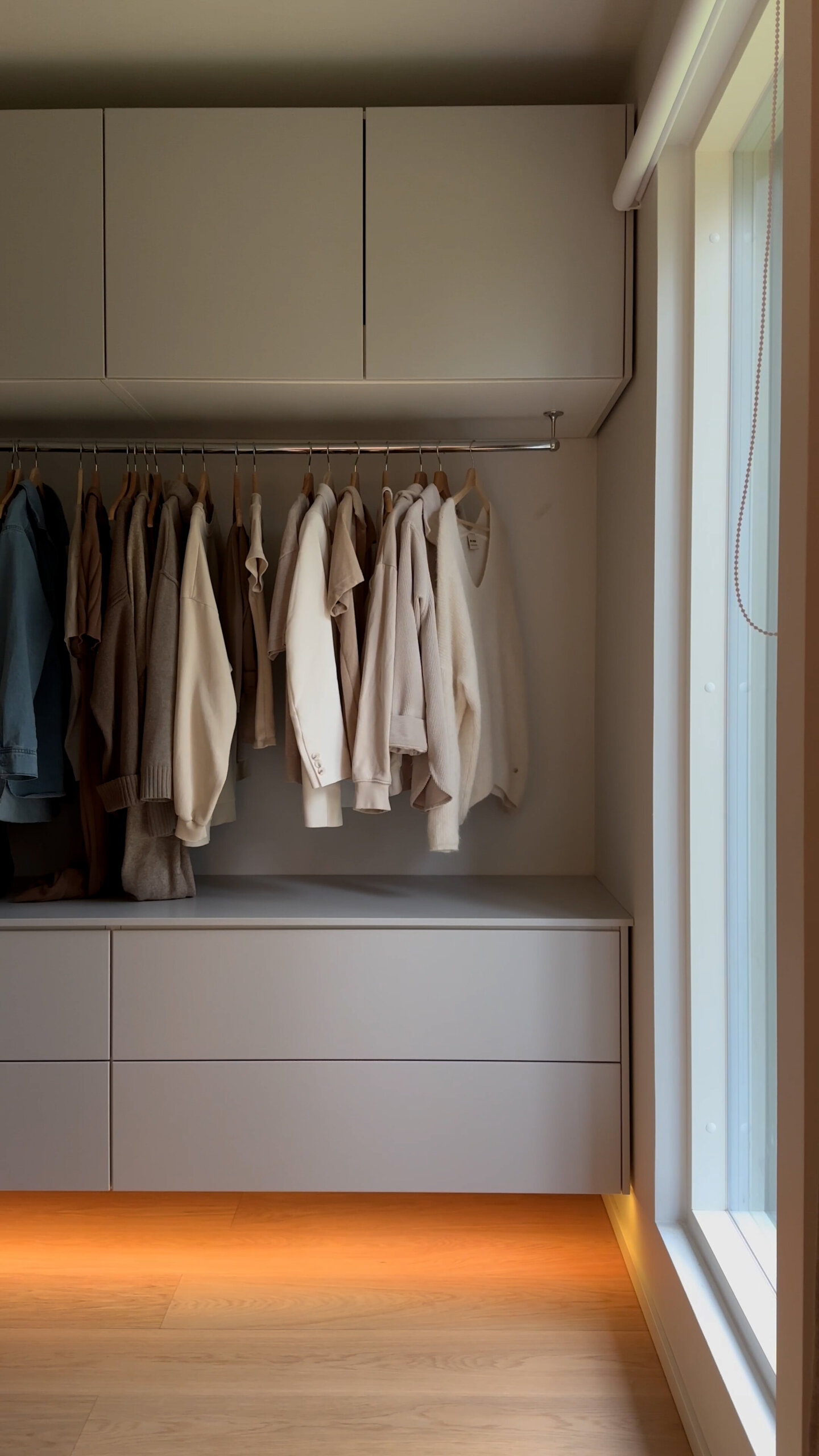 Vaatehuoneessa kalusteen alla Airam SmartHome -led-nauha antaa pehmeää valoa.
