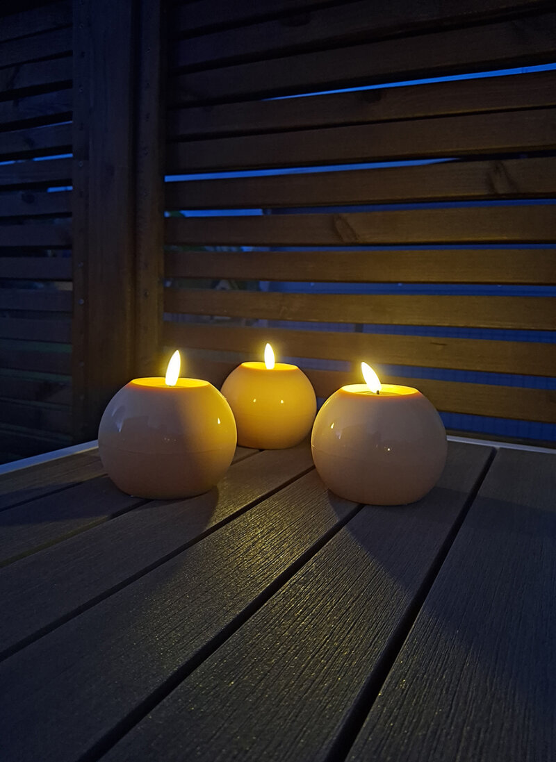 Onoo led-kynttilöitä terassilla